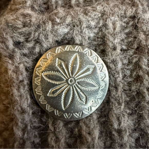 BartlettYarns Women Cardigan reverse shaker stitch with hand cast pewter button - Picture 10 of 14